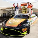 Die Champions Mike David Ortmann (li.) und Hugo Sasse mit dem Aston Martin Vantage GT4