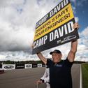 Axel Schulz hielt das von Serienpartner Camp David präsentierte "Start your Engines"-Schild