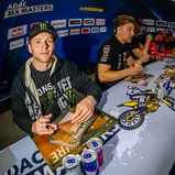 Der WM-Spitzenreiter Romain Febvre stand den Fans als Vereinsmitglied bei der Autogrammstunde zur Verfügung