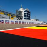 4 Tonnen Rennstreckenfarbe bringen den Sachsenring vor dem Grand Prix optisch auf Vordermann
