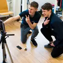 Spaß vor der Kamera: die Motorrad-Talente Matthias Meggle und Aaron Schäfer