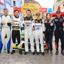 Zum vierten Mal in der DRM ganz vorne: Rallye-Pilot Fabian Kreim (3.v.r.)