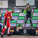 Die Sektdusche auf dem Podium mit René Rast, Sheldon van der Linde und Thomas Preining (l-r)