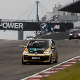 Leon Arndt geht als Favorit ins Finale des ADAC Tourenwagen Junior Cup, doch Mattis Pluschkell lauert als Zweiter auf seine Chance (Foto: ADAC Tourenwagen Junior Cup)