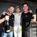 Tim Horrell feiert seinen Sieg in der Porsche Sprint Challenge Deutschland GT4 zusammen mit seinem Team W&S Motorsport (Foto: Porsche Sports Cup)