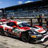 Boxenstopp beim Porsche von AVIA W&S Motorsport