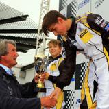 ADAC Sportpräsident Hermann Tomczyk übergibt Siegerpokal