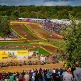 Die Fans sind beim Motocross ganz nahe an der Rennaction