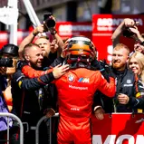 Jubel mit dem Team: Sheldon van der Linde sicherte Schubert Motorsport den ersten Podiumsplatz der Saison
