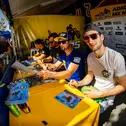 Die Autogrammstunde am ADAC Truck zieht viele Fans an