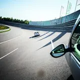 Im Test-Oval können Besucher selbst durch die Steilkurve fahren