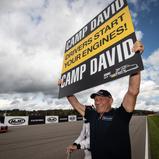 Axel Schulz hielt das von Serienpartner Camp David präsentierte "Start your Engines"-Schild