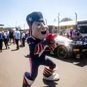 Maskottchen Pat Patriot sorgt im Fahrerlager des Sachsenrings für echtes NFL-Feeling.