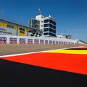4 Tonnen Rennstreckenfarbe bringen den Sachsenring vor dem Grand Prix optisch auf Vordermann