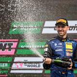 Ganz oben auf dem Podium nach einem Start-Ziel-Erfolg: René Rast