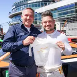 ADAC Motorsportchef Thomas Voss überreichte Christopher Mies am Sonntag einen Strampler