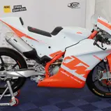 Gefahren wird mit identischen Motorrädern von KTM