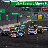 Die ADAC GT4 Germany besticht wie üblich mit einem vollen Feld