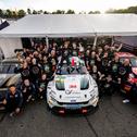 Finn Wiebelhaus und Salman Owega feiern mit ihrem Haupt Racing Team die Meisterschaft