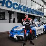 Joep Breedveld freut sich über seinen Meistertitel in der Porsche Sprint Challenge Deutschland GT4 (Foto: Porsche Sports Cup Deutschland)