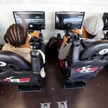 Die Zuschauer können am Lausitzring Rennsimulatoren von RaceRoom ausprobieren