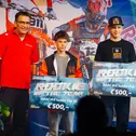 Wolfgang Terfloth ehrt die Bridgestone Rookies of the year Gergö Horvath (l.) und Lucas Leok