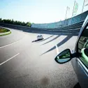 Im Test-Oval können Besucher selbst durch die Steilkurve fahren