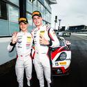Simon Birch und Leo Pichler jubeln über ihre Podiumsplatzierung