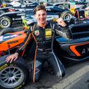 Champion: Oliver Bearman jubelt über den Titel