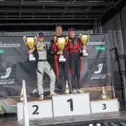 Cedric Fuchs (Mitte) gewann beide Rennen und den Titel im ADAC Tourenwagen Junior Cup; zweimal Zweiter wurde in der Eifel Mike Müller (links), zweimal Dritter Julian Konrad (rechts) (Foto: ADAC Tourenwagen Junior Cup)