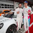 Ahmed Alkhoori und Gian Luca Tüccaroglu freuen sich über den Triumph in der Porsche Endurance Challenge Deutschland (Foto: Porsche Sports Cup)