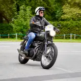 Prominenter Biker: Ralf Bauer nahm mit seiner Triumph Scrambler erstmals an der ADAC Oldtimer-Wanderung für Motorräder teil