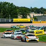 Der Aston Martin Vantage GT4 führt das volle Feld auf dem Sachsenring an