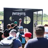 Bei der Quarterback Challenge im Patriots-Container können Fans am Sachsenring ihre Wurfkünste testen.