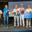 Glückliche Gesichter bei der Siegerehrung der ADAC Deutschland Klassik 2026 (v. l. n. r.): Ludwig und Peter Stiegler (Platz 3), Franz Bauer und Bernhard Kaiser (Platz 1), Lothar und Julia Schwark (Platz 2)