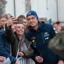Stars hautnah: Bei Autogrammstunden, Stadtdurchfahren, den Regroupings und vielen anderen Gelegenheiten kann man die Rallye-Top-Elite hautnah erleben