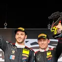 Am Nürburgring feierten Benjamin Hites und Marco Mapelli (v. l. n. r.) den ersten Sieg des Lamborghini Huracán GT3 Evo2 im ADAC GT Masters