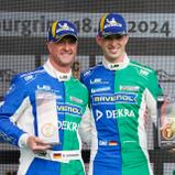 Bekannte Gesichter auf der höchsten Stufe des Siegertreppchens: Ralf (links) und David Schumacher (rechts)