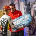 Wolfgang Terfloth überreicht den Bridgestone Rookie of the Year-Preis an Moritz Ernecker