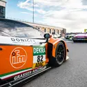 Markant: das DEKRA-Logo auf den Fahrzeugen des ADAC GT Masters