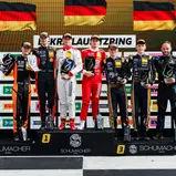 Das Podium: Leyton Fourie, Tim Zimmermann, Juliano Holzem, Sandro Holzem, Emil Gjerdrum, Max Reis (v.l.)