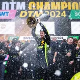Grenzenloser Jubel bei Champion Mirko Bortolotti und seinem Team SSR Performance 