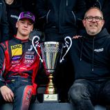 Julian Konrad (links) sowie Vater und Teamchef Marcel Konrad (rechts) freuen sich über den Meistertitel für Julian (Foto: ADAC Tourenwagen Junior Cup)