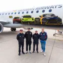Ayhancan Güven, Jordan Pepper, Lucas Auer und Fabio Scherer vor dem Jet im neuen DTM-Look (l-r)