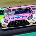 Jusuf Owega pilotiert einen Mercedes-AMG GT3 im markanten Pink des Wasseraufbereiters und Serienpartners BWT