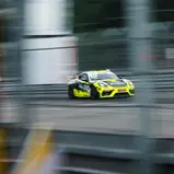 Tabellenführer: Denny Berndt und Lachlan Robinson im Porsche 718 Cayman GT4