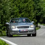 Platz 1 der ADAC Youngtimer Tour Bodensee 2026: Den Gesamtsieg sicherten sich Roman Storz und Melanie Nabert im Mercedes-Benz SLK von 1998.