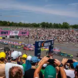 Für die DTM-Stars geht es auf dem Norisring immer wieder an der berühmten Steintribüne vorbei