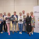 (V. l. n. r.): Prof. Dr. Mario Theissen (ADAC Klassik Referent), Gaby und Ludwig Brümmer (Platz 3), Hans-Jürgen Keitel und Isabel Born (Platz 2), Werner und Andrea Oestreich (Platz 1), Christine Senftleben (Union Glashütte, Gebietsleiterin) und Denise Gro