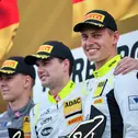 Denny Berndt und Lachlan Robinson (beide Mitte) führen die Tabelle an